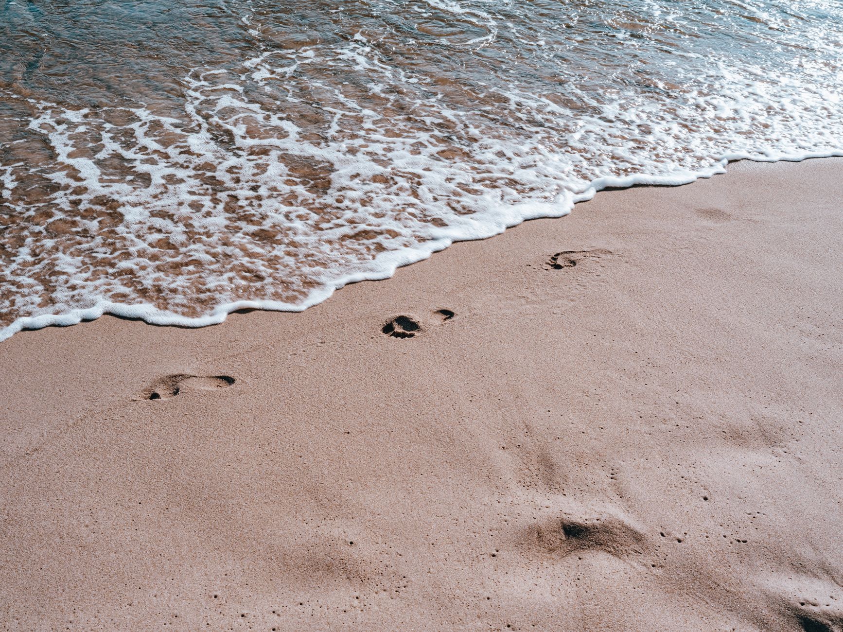 How to cut your home water footprint: fix leaks, use low‑flow fixtures, shorter showers, and efficient laundry.