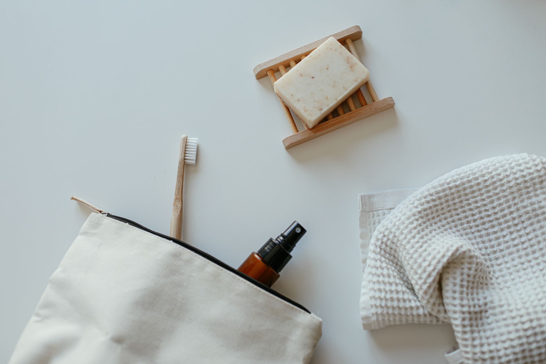 Beginner-friendly zero waste swaps shown: reusable bags, metal straws, cloth napkins, and a simple kitchen setup.