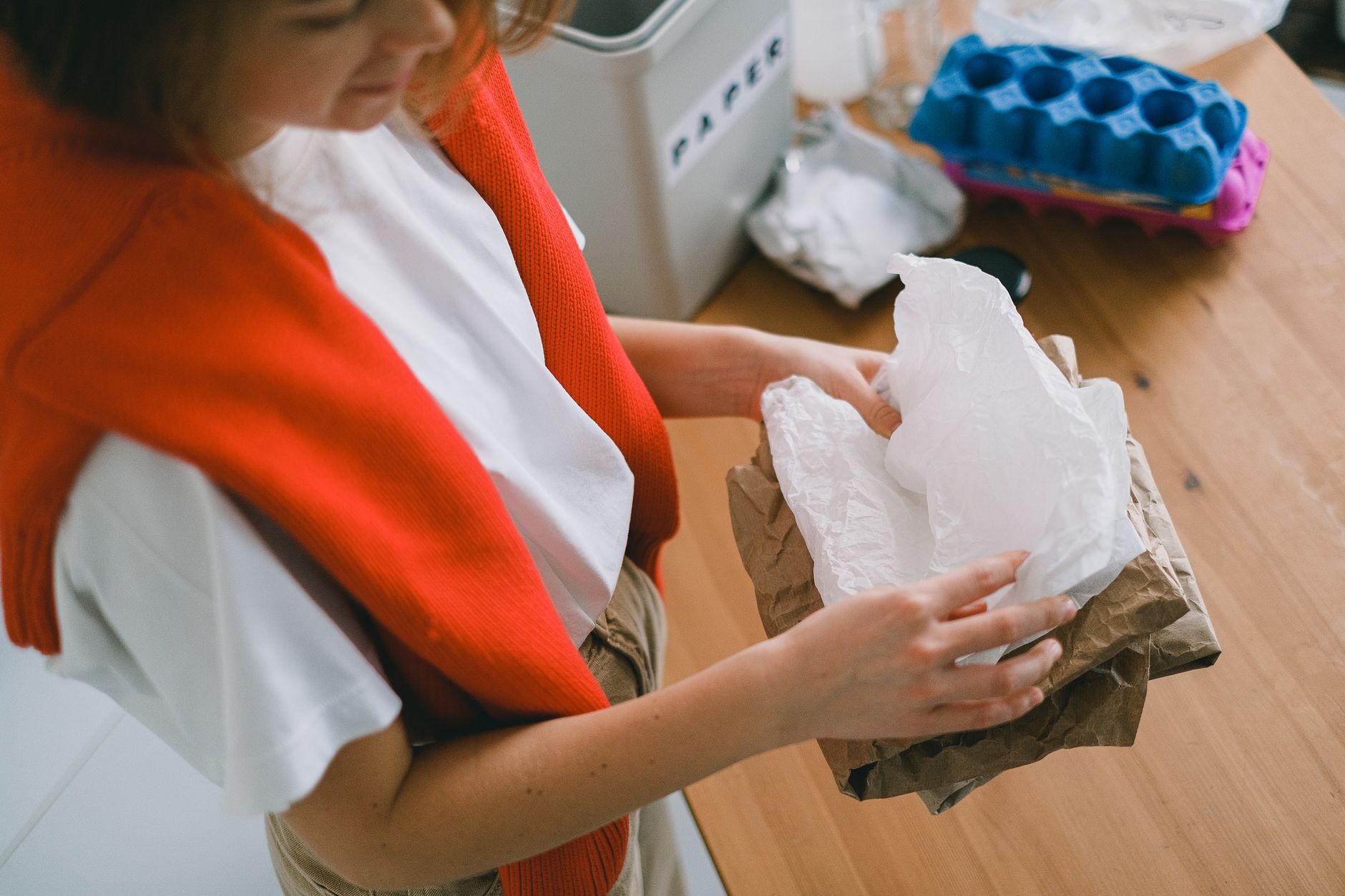 Kitchen tips for cutting plastic waste: reusable containers, bulk buying, and DIY storage solutions.