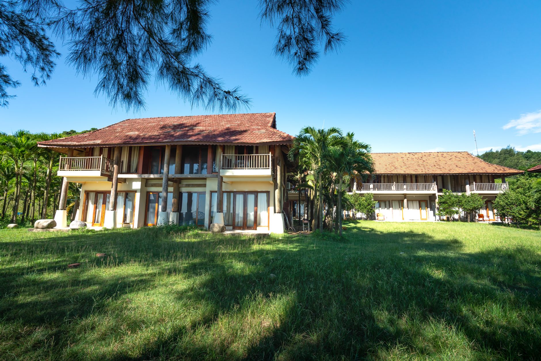 Guide to locating sustainable hotels and eco‑friendly accommodations for greener travel.