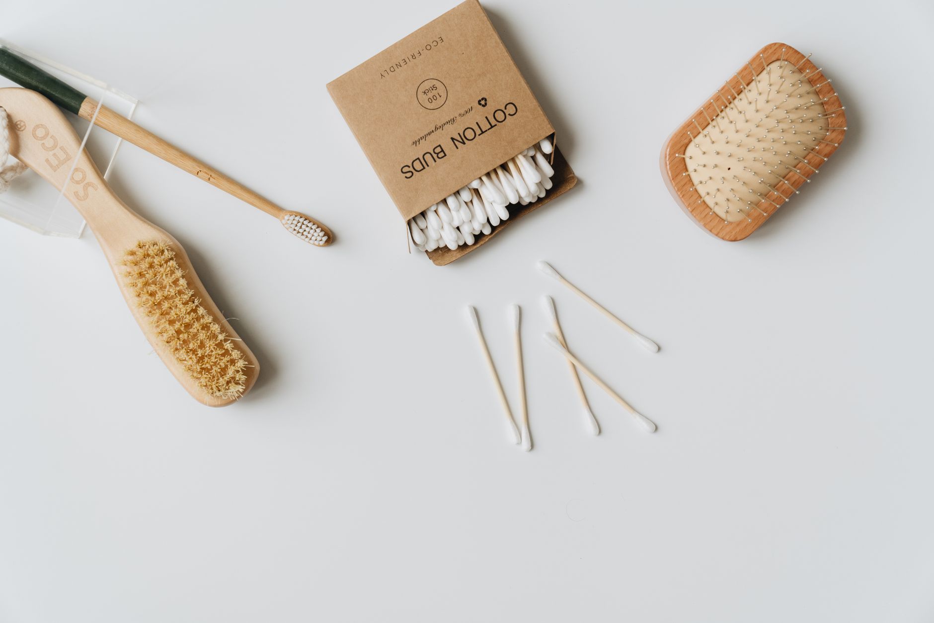 Eco friendly skincare products and natural makeup for a greener beauty routine
